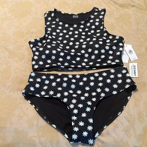 Old navy 2 pc. set bathing suit. XXL(18). New with tag. Modest cut and styling.